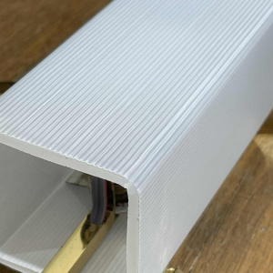 Maison Arlus, paar asymmetrische Hollywood Regency wandlampen, brons - opaalglas, ca. 1970