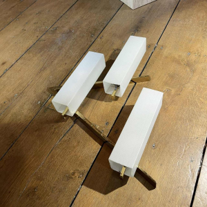 Maison Arlus, paar asymmetrische Hollywood Regency wandlampen, brons - opaalglas, ca. 1970