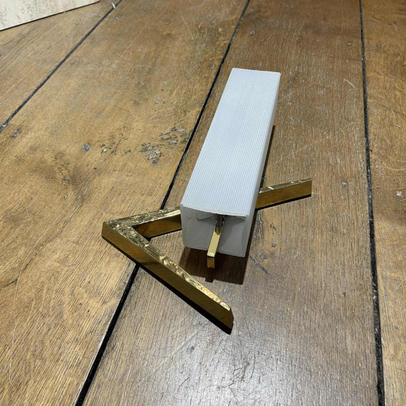 Maison Arlus, paire d'appliques asymétriques Hollywood Regency, bronze - verre opalin, ca 1970