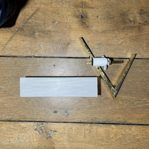 Maison Arlus, paire d'appliques asymétriques Hollywood Regency, bronze - verre opalin, ca 1970