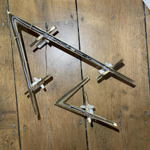 Maison Arlus, pair of asymmetrical Hollywood Regency sconces, bronze - opaline glass, ca 1970