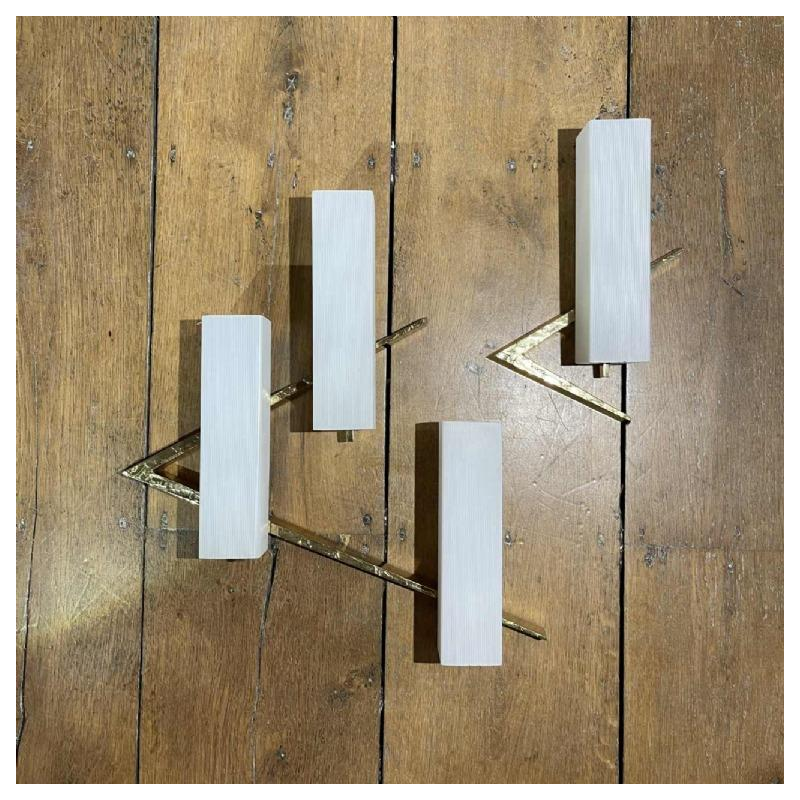 Maison Arlus, paar asymmetrische Hollywood Regency wandlampen, brons - opaalglas, ca. 1970