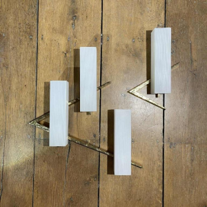 Maison Arlus, paar asymmetrische Hollywood Regency wandlampen, brons - opaalglas, ca. 1970