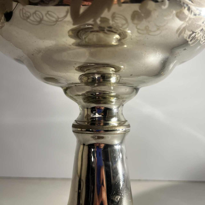 Een kom van geblazen kwikglas en verguld glas, ook wel "sulfideglas" genoemd, met geëtste bloemversiering, eind 19e eeuw.