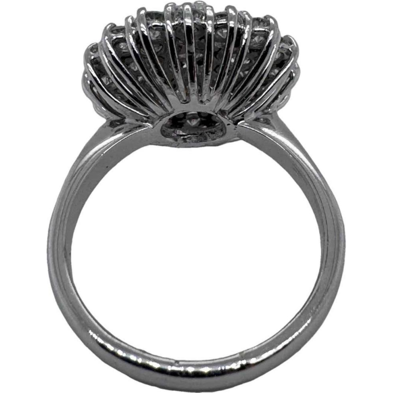 Ring in witgoud, bezet met 18 kt diamanten