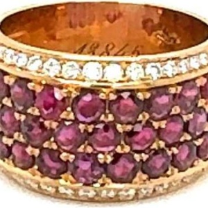 Ring in 18 kt roségoud bezet met diamanten en fonkelende robijnen