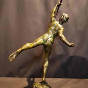 Lemoyne "Porteur de la flamme" bronzen sculptuur met groen patina