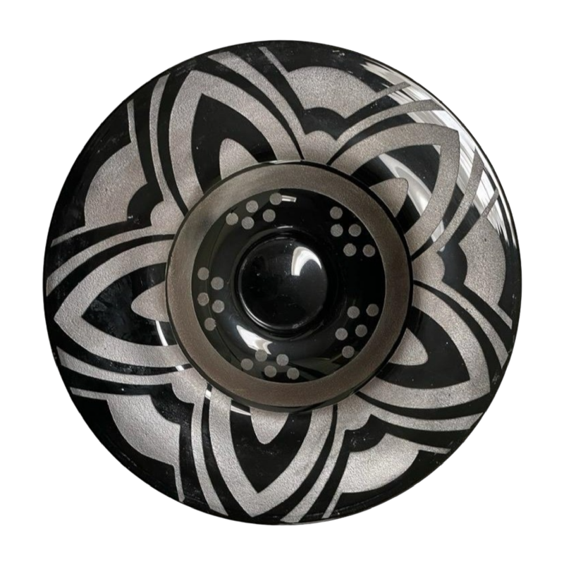 Plat Art Déco en verre noir et gris à décor géométrique, travail belge ca 1930