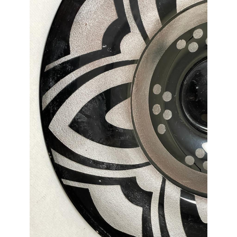 Plat Art Déco en verre noir et gris à décor géométrique, travail belge ca 1930