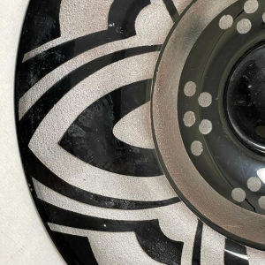 Plat Art Déco en verre noir et gris à décor géométrique, travail belge ca 1930