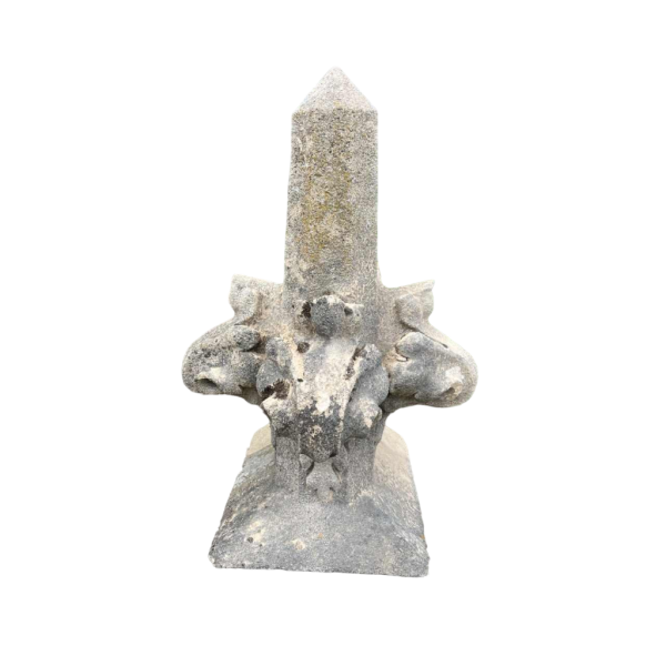 Sculpture d'un pinacle en pierre calcaire provenant d'un château bâti en 1869 (4 disponibles)