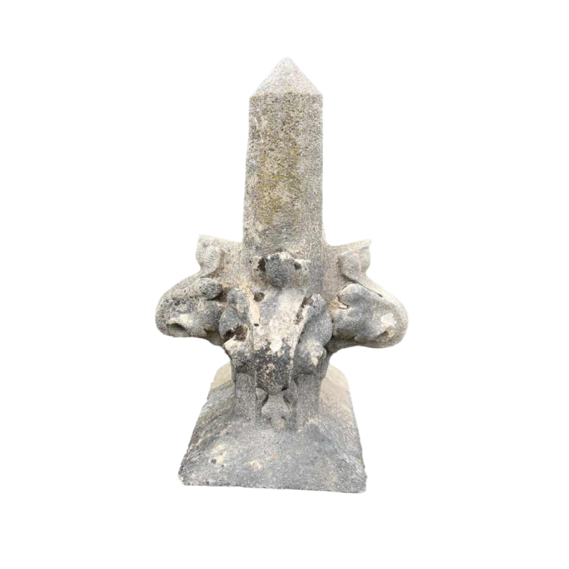 Sculpture d'un pinacle en pierre calcaire provenant d'un château bâti en 1869 (4 disponibles)