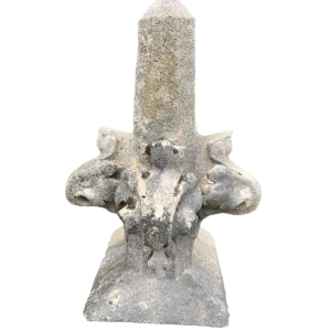 Sculpture d'un pinacle en pierre calcaire provenant d'un château bâti en 1869 (4 disponibles)