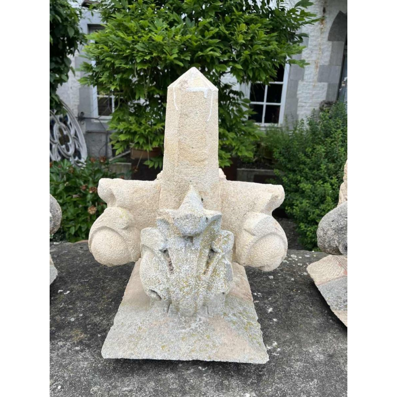 Sculpture d'un pinacle en pierre calcaire provenant d'un château bâti en 1869 (4 disponibles)