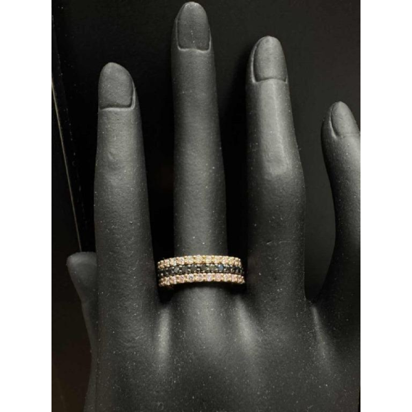 Alliance tricolore en or rose 18Kt Ornée de diamants blanc & Noirs