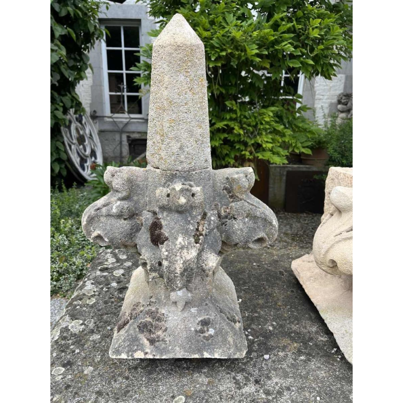 Sculpture d'un pinacle en pierre calcaire provenant d'un château bâti en 1869 (4 disponibles)