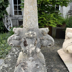 Sculptuur van een kalkstenen pinakel van een kasteel gebouwd in 1869 (4 beschikbaar)