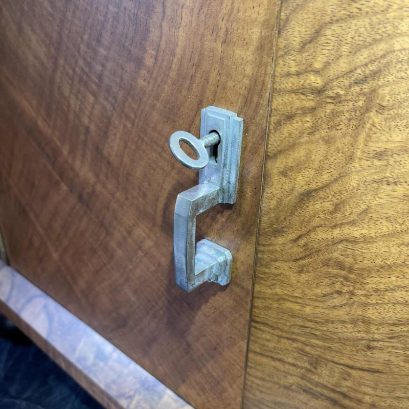 DE COENE FRERES, Meuble d'appoint / Bar / Table Moderniste, Loupe de Noyer, 1925