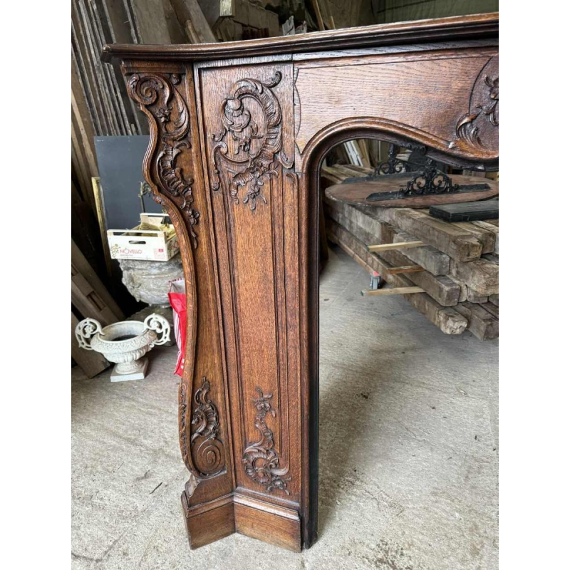 Louis XV mantel from Liège in richly carved oak, 19th century