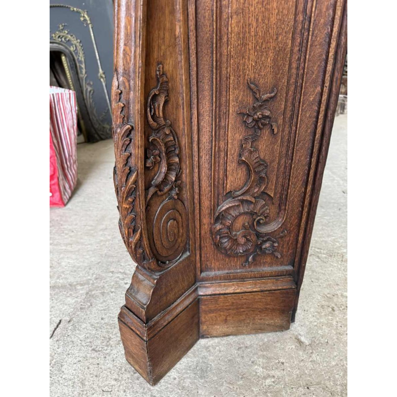 Louis XV mantel from Liège in richly carved oak, 19th century