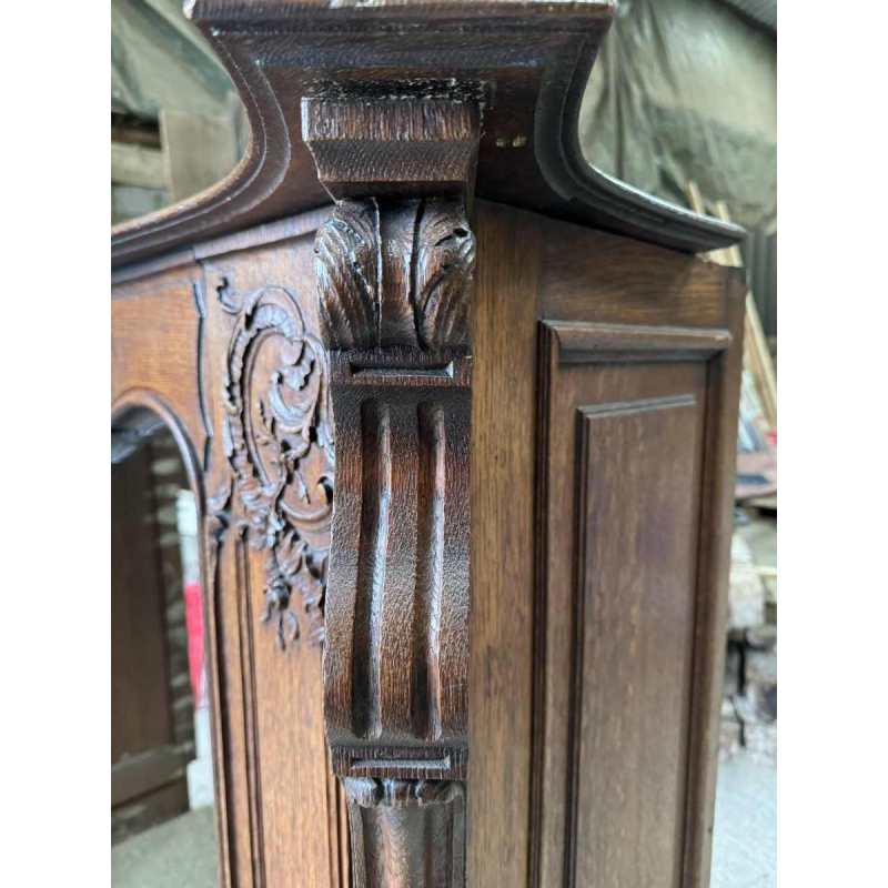 Louis XV mantel from Liège in richly carved oak, 19th century