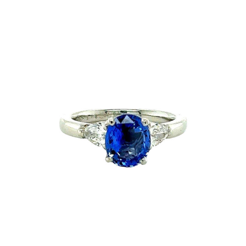 Ring in platinum, sapphire & diamonds