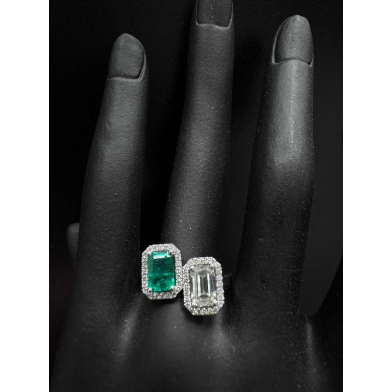 White gold ring with emerald-cut diamonds & emerald