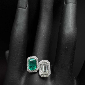 Bague en or blanc, diamants taille émeraude & émeraude