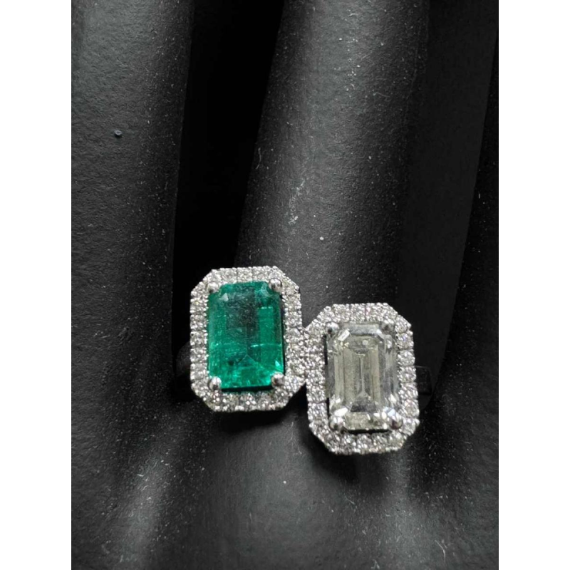 Witgoud ring met smaragdgeslepen diamanten & smaragd