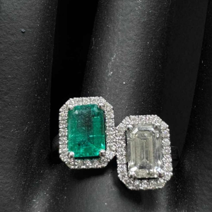 Witgoud ring met smaragdgeslepen diamanten & smaragd