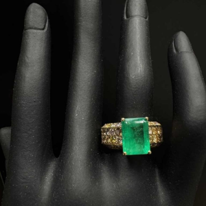 Bague en or jaune 18kt avec émeraude