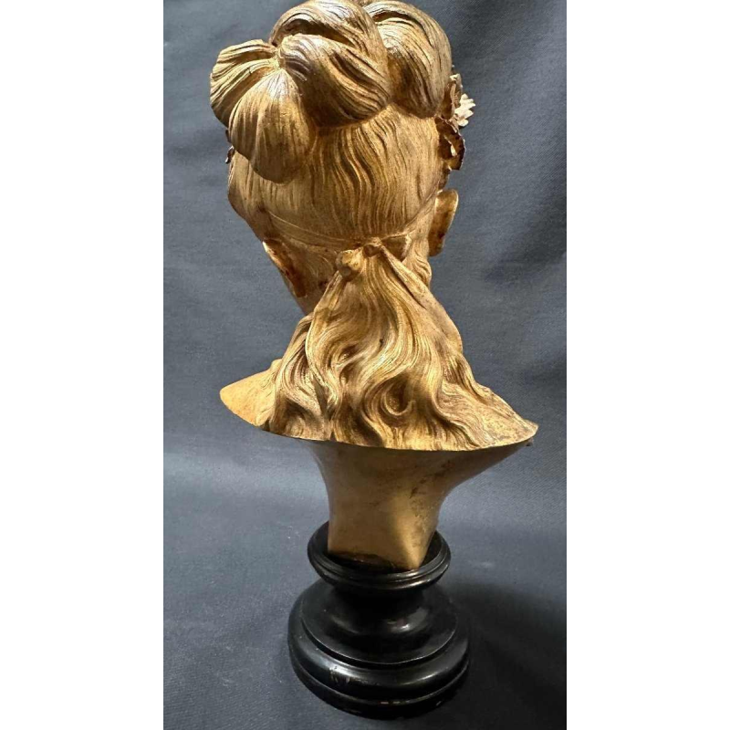 "Buste de Jeune fille aux roses" bronzen sculptuur, uitgegeven door de compagnie des bronzes in Brussel