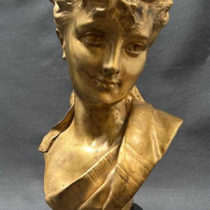 "Buste de Jeune fille aux roses" bronzen sculptuur, uitgegeven door de compagnie des bronzes in Brussel