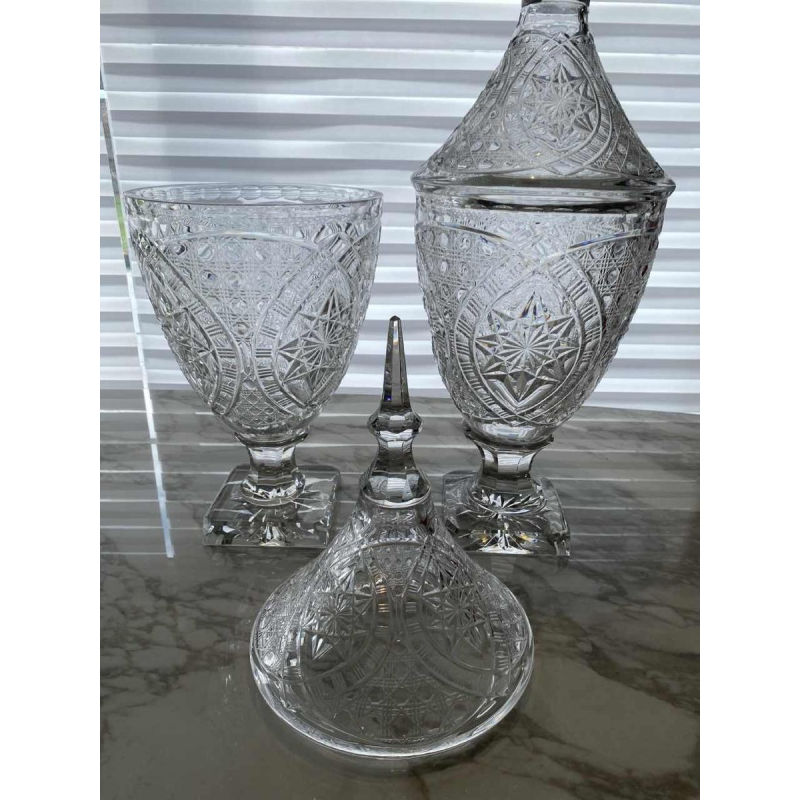 Val-Saint-Lambert, large pair of tall covered crystal vases (82 cm), signed and numbered.