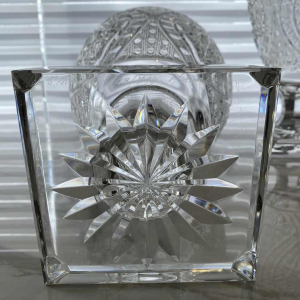Val-Saint-Lambert, importante paire de vases couverts en cristal (82 cm)