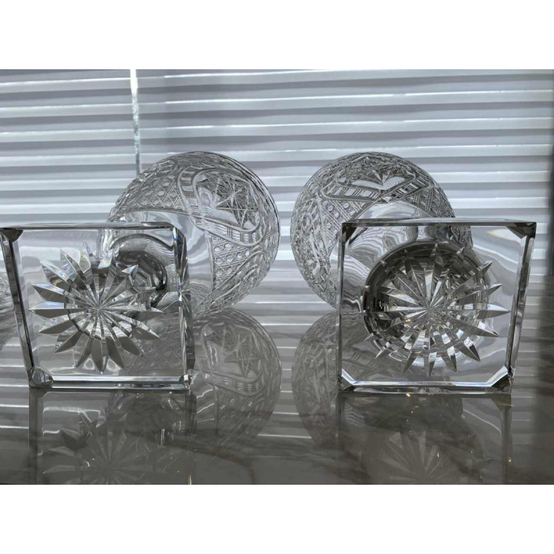 Val-Saint-Lambert, large pair of tall covered crystal vases (82 cm), signed and numbered.
