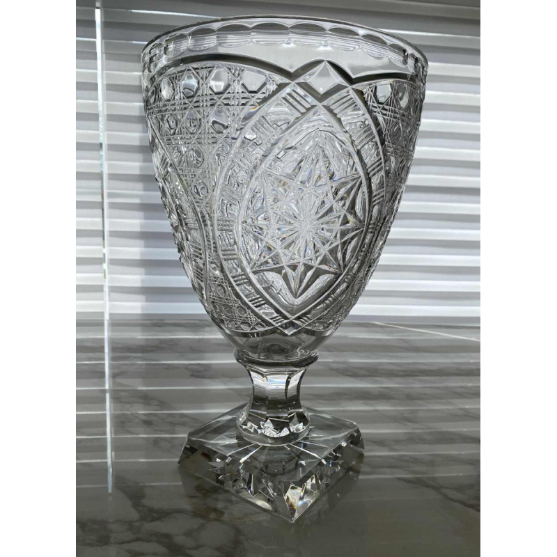 Val-Saint-Lambert, large pair of tall covered crystal vases (82 cm), signed and numbered.