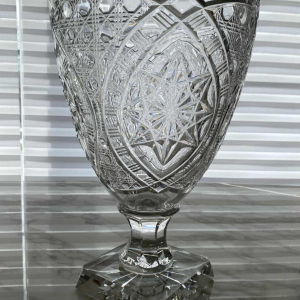 Val-Saint-Lambert, large pair of tall covered crystal vases (82 cm), signed and numbered.