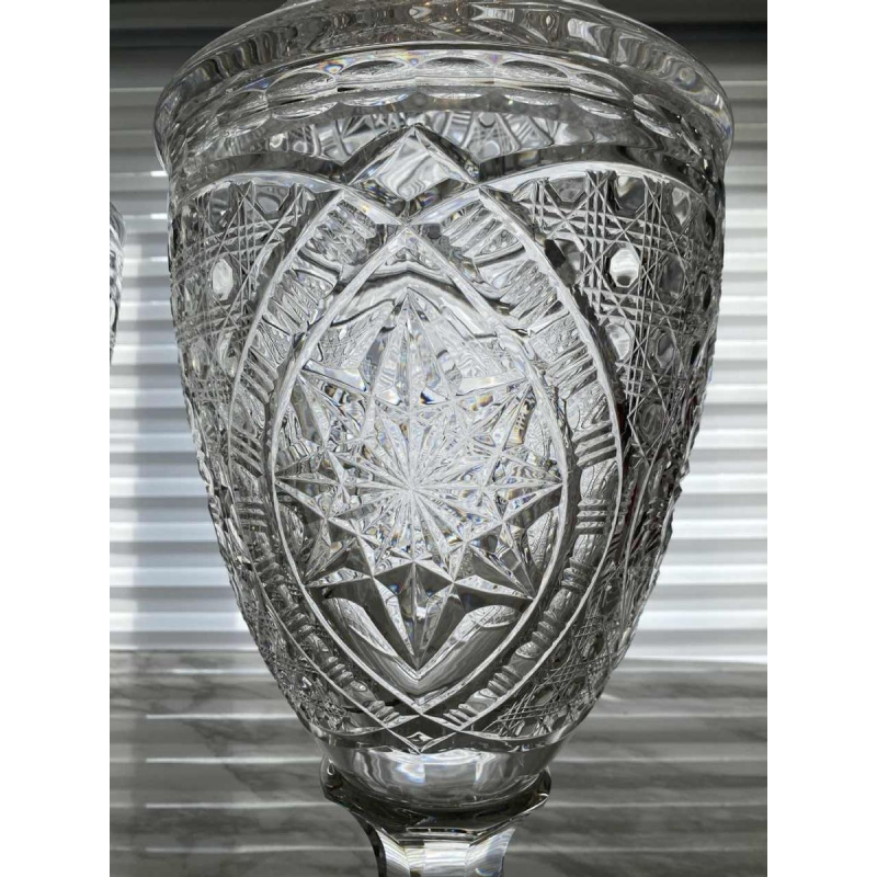 Val-Saint-Lambert, large pair of tall covered crystal vases (82 cm), signed and numbered.