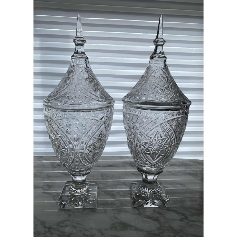 Val-Saint-Lambert, large pair of tall covered crystal vases (82 cm), signed and numbered.