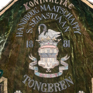 Grand drapeau historique “Confrérie Royale de l’Arbalète Saint Sébastien“ Tongres 1881