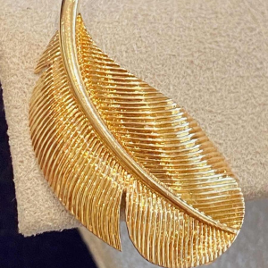 HERMES Paris, paar vintage gouden oorbellen “Plumes”