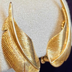HERMES Paris, paire de boucles d'oreilles en or “Plumes“ vintage