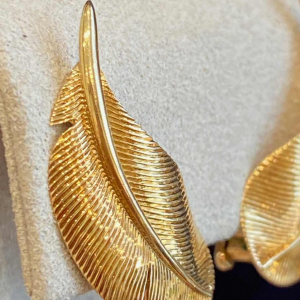 HERMES Paris, paire de boucles d'oreilles en or “Plumes“ vintage