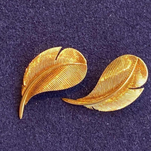 HERMES Paris, paar vintage gouden oorbellen “Plumes”