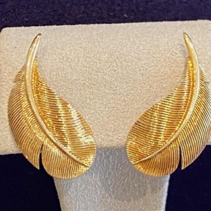 HERMES Paris, paar vintage gouden oorbellen “Plumes”