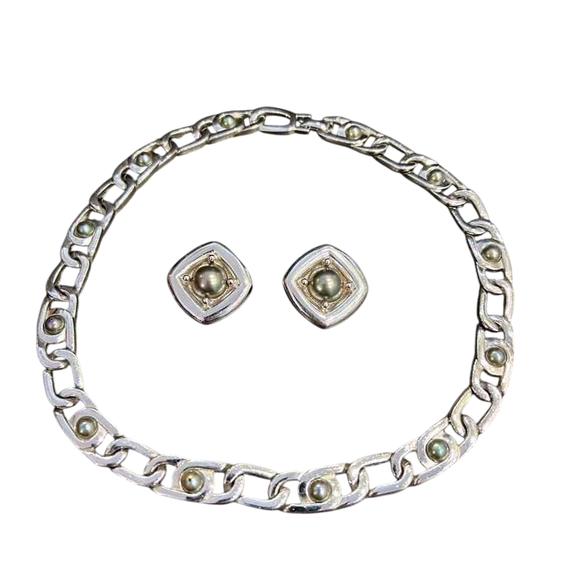 Christian Dior, parure collier et boucles d'oreilles, métal argenté et perles grises