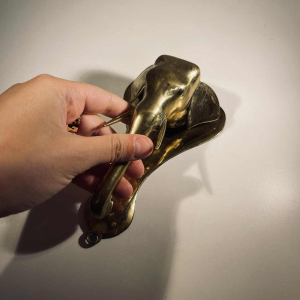 Deurklopper / wandpresse-gewicht, bronzen olifantsculptuur, 19e eeuw