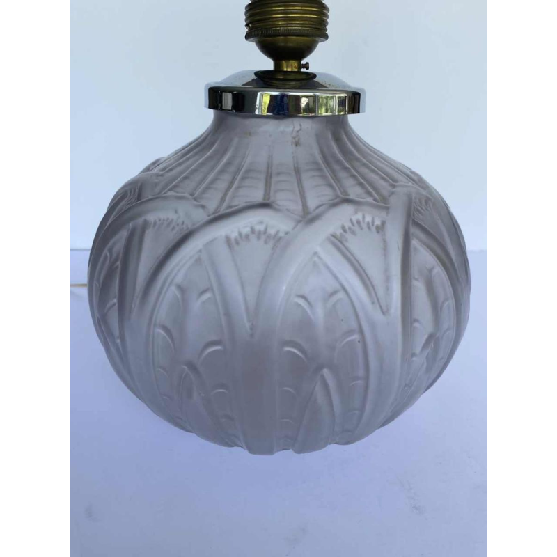 Pied de lampe Art Déco, décor feuillage stylisé, verre pressé moulé satiné, ca 1930