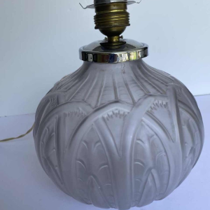 Pied de lampe Art Déco, décor feuillage stylisé, verre pressé moulé satiné, ca 1930